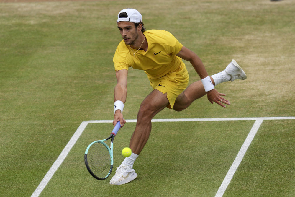 在篮板球保 在篮板球保